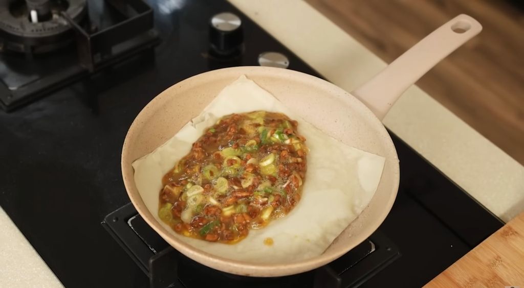 Resep martabak telur ayam kecap ala Chef Devina Hermawan untuk camilan habis Tarawih