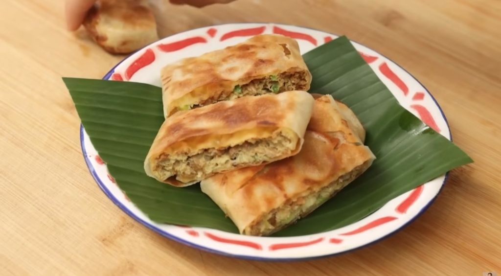 Resep martabak telur ayam kecap ala Chef Devina Hermawan untuk camilan habis Tarawih