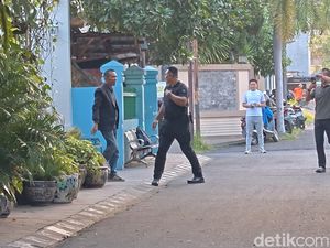 Rismon Bawa Naniarsik-Ulos Saat Minta Maaf ke Jokowi, Ini Maknanya