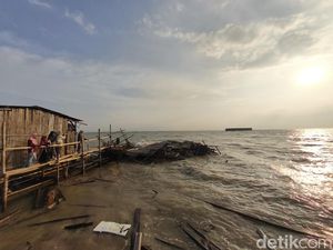 Total 4 Rumah Rusak Imbas Tertabrak Tongkang di Demak, Warga Ngungsi di Masjid