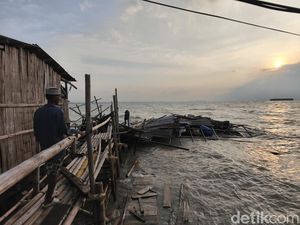 Nelangsa Sokhib Sepekan Ngungsi Usai Rumahnya Hancur Dihantam Tongkang