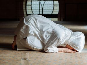 Sholat Lailatul Qadar Jam Berapa? Ini Niat, Jumlah Rakaat, dan Waktunya