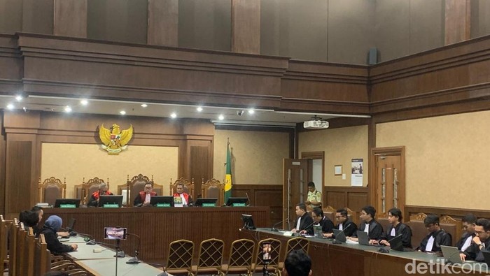 Sidang Kasus Chromebook Nadiem Makarim Ditunda Karena Sakit
