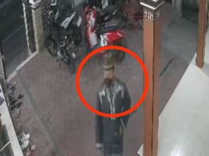 Terekam CCTV, Motor Jemaah Masjid di Tulungagung Dicuri Saat sedang Salat
