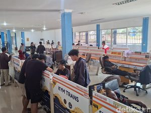 Pemudik Curi Start Mudik di Terminal Jatijajar: Hindari Macet-Incar Tiket Bus Murah