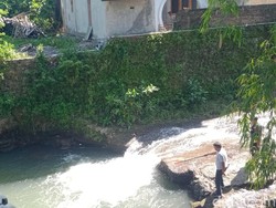 Detik-detik Menegangkan Evakuasi 2 Bocah Terseret Arus di Sungai Klaten