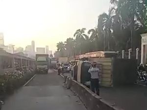 Truk Terguling Melintang di Jalan Depan Gedung DPR, Lalin Macet