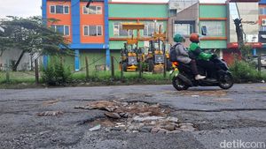 Perbaikan Jalan Berlubang Lamban, Warga Tambal dengan Batok Kelapa