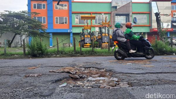 Perbaikan Jalan Berlubang Lamban, Warga Tambal dengan Batok Kelapa