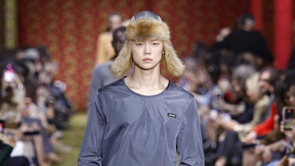 7 Gaya Yeonjun TXT, Idol KPop Pria Pertama Jadi Model Runway Miu Miu