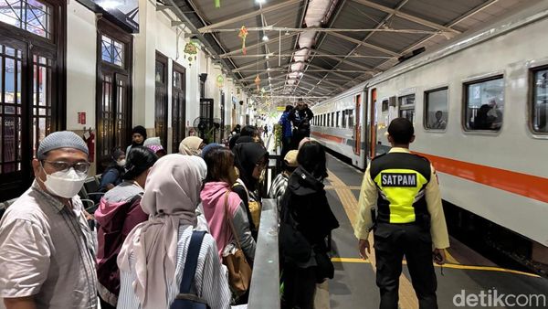 Belasan Ribu Penumpang Mulai Mudik dari Stasiun Daop 8 Surabaya