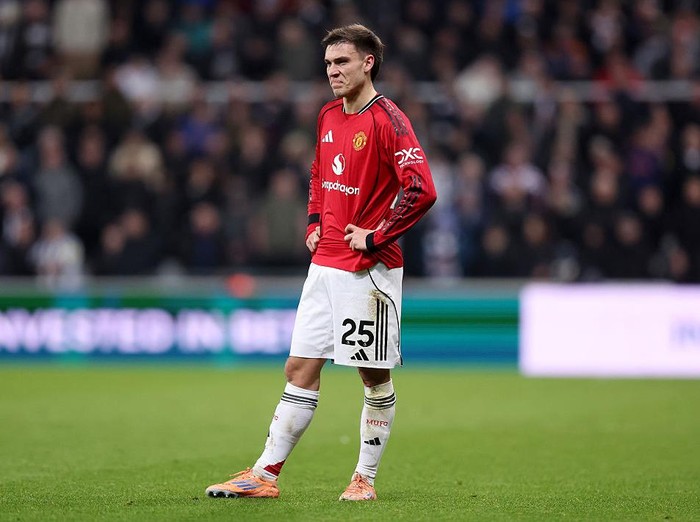 NEWCASTLE UPON TYNE, ENGLAND - MARCH 04: Manuel Ugarte of Manchester United looks dejected after William Osula of Newcastle United (not pictured) scores his team's second goal during the Premier League match between Newcastle United and Manchester United at St James' Park on March 04, 2026 in Newcastle upon Tyne, England. (Photo by George Wood/Getty Images)