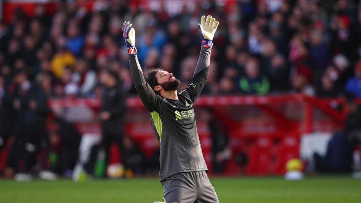 Alisson Becker main lawan Tottenham Hotspur? (Action Images via Reuters/Ed Sykes)