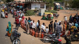 Antrean LPG Mengular di India Akibat Gangguan Pasokan Energi