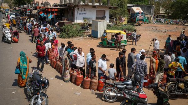 Antrean LPG Mengular di India Akibat Gangguan Pasokan Energi