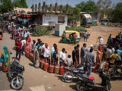 Antrean LPG Mengular di India Akibat Gangguan Pasokan Energi