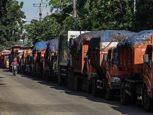 TPST Bantargebang Ditutup, Antrean Truk Sampah Capai 8 Km