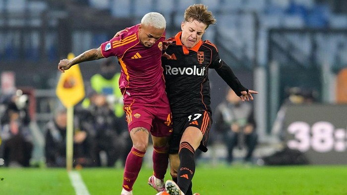 ROME, ITALY - DECEMBER 15: Wesley Franca of AS Roma compete for the ball with Jesus Rodrguez of Como prior the Serie A match between AS Roma and Como 1907 at Stadio Olimpico on December 15, 2025 in Rome, Italy. (Photo by Silvia Lore/Getty Images)