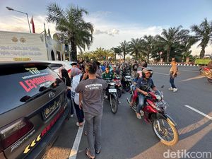 Resmob Kota-Kab Kediri Turun ke Jalan Bagi Takjil di Simpang Lima Gumul