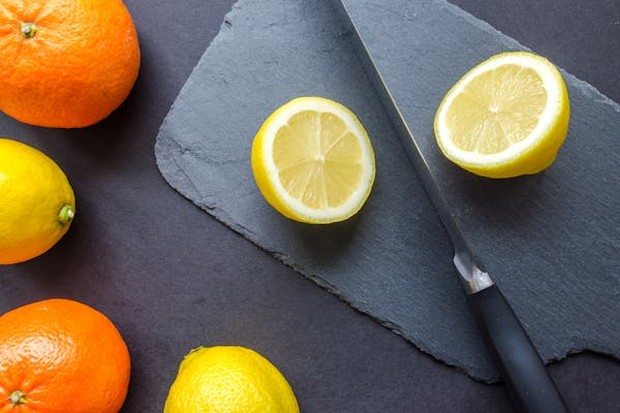 Buah sitrus/pexels.com/Lukas Blazek Buah sitrus seperti jeruk dan lemon kaya akan vitamin C serta serat larut. Buah ini cocok untuk membantu menurunkan kolesterol.