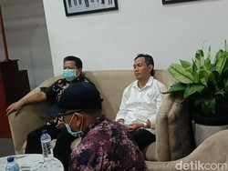 Penampakan Lesu Bupati Cilacap Syamsul Saat Digelandang KPK