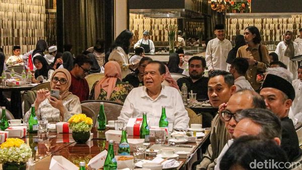 Chairul Tanjung Hadiri Buka Puasa Bersama Anak Yatim di Trans Hotel Jakarta