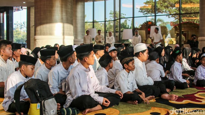 Chairul Tanjung Hadiri Buka Puasa Bersama Anak Yatim di Trans Hotel Jakarta