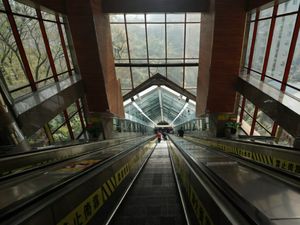 Cuma Rp7.000 Bisa Naik Eskalator Terpanjang Sedunia, Serasa Dibawa ke Langit