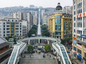 China Bangun Eskalator Hampir 1 Kilometer di Lereng Gunung