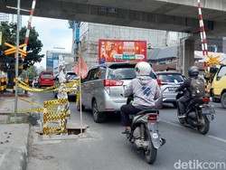 Penutup Drainase Rusak di Jalan HM Yamin Medan, Warga Ngeluh Ban Pecah