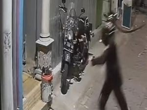 Gangster Bersajam Nyaris Bentrok dengan Warga Jelang Sahur di Surabaya