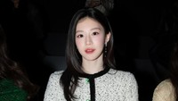 Gaya Go Youn Jung Viral Pakai Selimut, Kedinginan di Fashion Show Chanel
