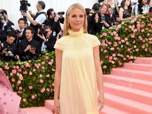 Gwyneth Paltrow Sindir Artis Pakai Kostum Hot Dog di Met Gala