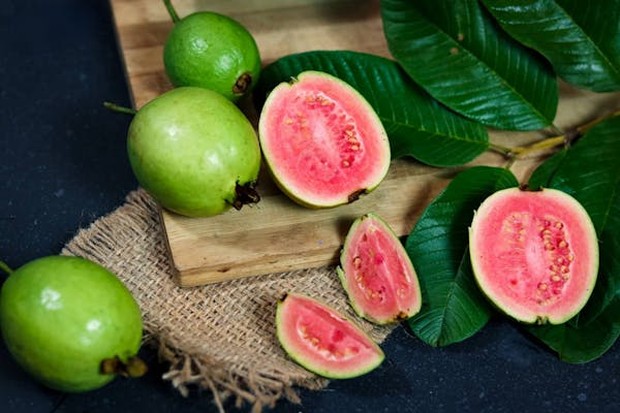 Jambu biji/pexels.com/sha ima Jambu biji kaya kandungan vitamin C dan serat larut yang baik untuk menurunkan kolesterol. Cocok dikonsumsi langsung atau dijadikan jus.