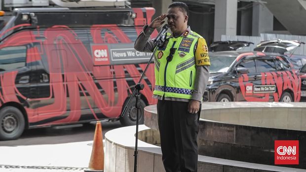Kakorlantas Polri Irjen Pol Agus Suryonugroho saat pelepasan Tim Go Mudik 2026 CNN Indonesia untuk melakukan peliputan arus mudik 2026. Pelepasan itu dilakukan secara simbolis di kawasan Gedung Transmedia, Jakarta Selatan, Jumat (13/3). (CNN Indonesia/Adhi Wicaksono)