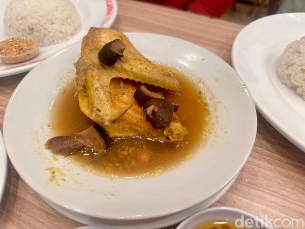 Gurihnya Ayam Lengkuas hingga Lembutnya Ayam Kukus Ada di Legenda Tiga Ayam