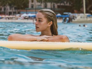 Kenalin Nih Penjaga Pantai Penerus Pamela Anderson!