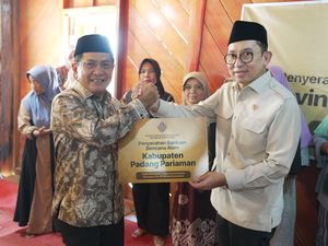 Menbud Fadli Zon Serahkan Bantuan untuk Korban Bencana di Surau Gadang