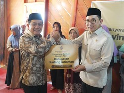 Menbud Fadli Zon Serahkan Bantuan untuk Korban Bencana di Surau Gadang