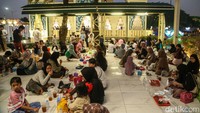 Momen Pemudik Berbuka Puasa di Rest Area Saat Perjalanan Mudik