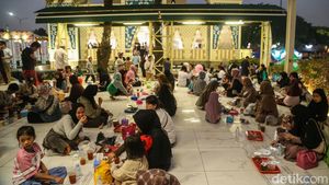 Momen Pemudik Berbuka Puasa di Rest Area Saat Perjalanan Mudik