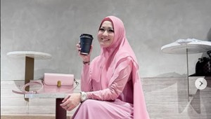 Potret Okie Agustina Asyik Minum Kopi di Kafe hingga Makan Gelato
