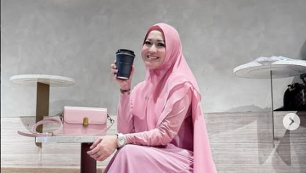 Potret Okie Agustina Asyik Minum Kopi di Kafe hingga Makan Gelato
