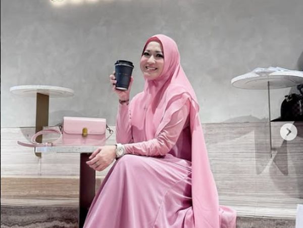 Potret Okie Agustina Asyik Minum Kopi di Kafe hingga Makan Gelato