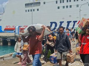 Pelabuhan Tenau Kupang Dipadati Pemudik, Antre Lama untuk Check In