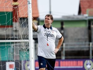 Sampai Kapan Madura United Percaya kepada Carlos Parreira?