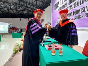 Pendeta Clement Raih Doktor di UKIT, Teliti Teologi Misi Pekerja Migran GMIM