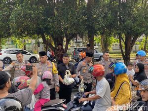 Polda Bangka Belitung Bagikan Takjil ke Warga dan Ojek Online