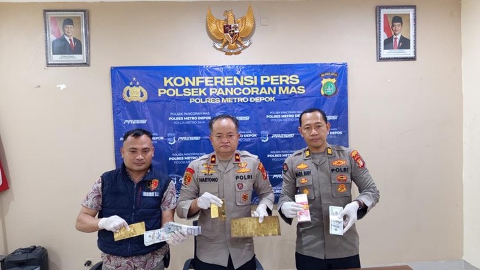 Polisi menggelar konferensi pers kasus dukun palsu pengganda uang di Depok.
