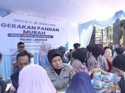 Warga Antusias Serbu Gerakan Pangan Murah Polres Lamongan